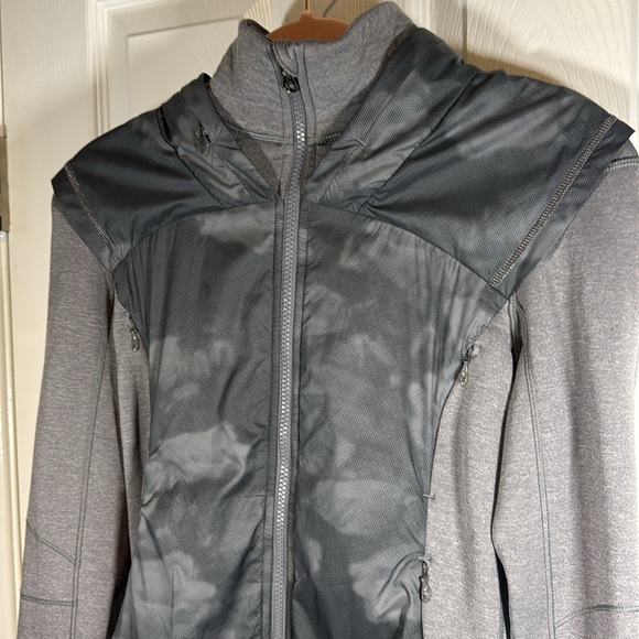 #75 Lululemon Snug Sprinter Jacket $168MSRP - Picture 8 of 13